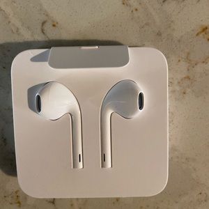BRAND NEW I PHONE EAR BUDS WITH WIRE